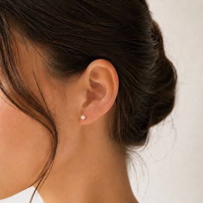 Boucles d'Oreilles Puces Perles d'Akoya Blanches en Or Jaune 750, Diamètre 3,50 mm - Schmittgall