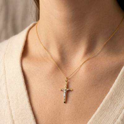 Christ Croix Moderne en 2 Ors 750, Dimension 15 x 26 mm - Emanessence