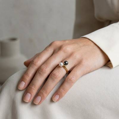 Bague Toi et Moi Perle de Tahiti et Perle Blanche en Or Jaune 750, Taille 54 - Schmittgall
