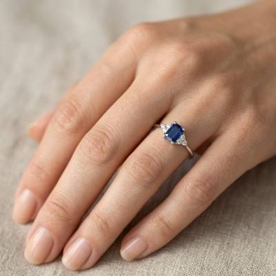 750/1000 White Gold Lab-Grown Sapphire & Lab-Grown Diamond 0,10 ct Accented Solitaire Ring - Aurora