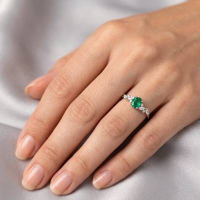 Bague de Fiançailles Émeraude de Synthèse & Diamants de Synthèse 0,67ct en Or Blanc 750, Taille 54 - Ocarat