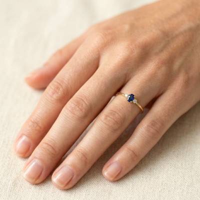 Bague Solitaire Épaulé Saphir de Synthèse & Diamants de Synthèse 0,10 ct, Or Jaune 750 - Aurora