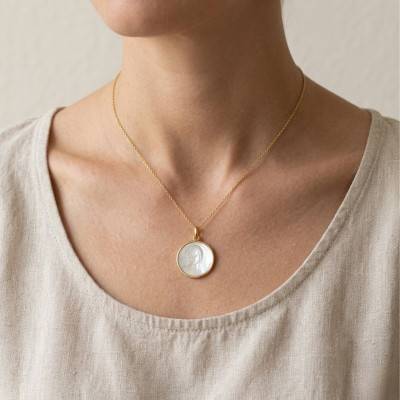 Médaille Vierge Amabilis Nacre & Or Jaune 750, Diamètre 18 mm à 22 mm - Becker