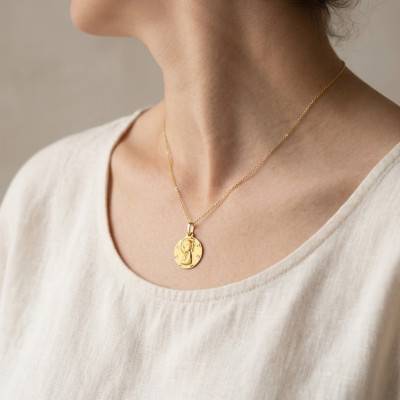 Médaille Vierge en Prière Facettée en Or Jaune 375 ou 750, Diamètre 16 mm - Lumiosa