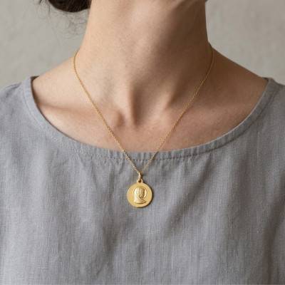 Médaille Vierge Bienveillante Sablée en Or Jaune 375 ou 750, Diamètre 16 mm - Lumiosa