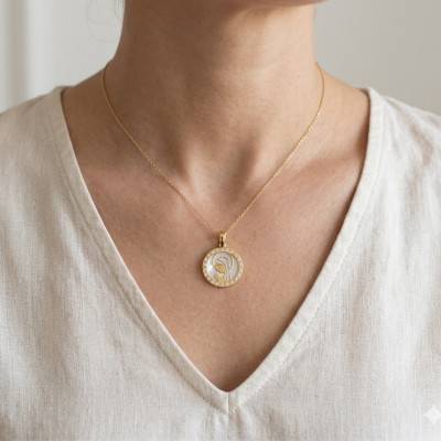 Médaille Vierge en Prière en Or Jaune 375 & Oxydes de Zirconium et Nacre, Diamètre 13mm - Vandona