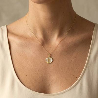 Médaille Vierge en Prière Ajourée en Or Jaune 750 & Nacre, Diamètre 17,50 mm - Rosatella