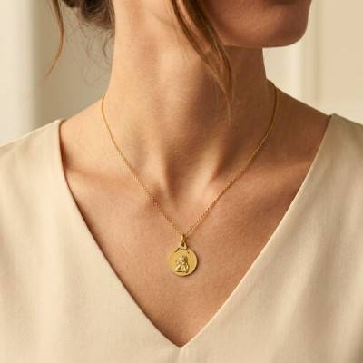 Médaille Ronde Ange Pensif en Or Jaune 375, Diamètre 14 mm - Lumiosa