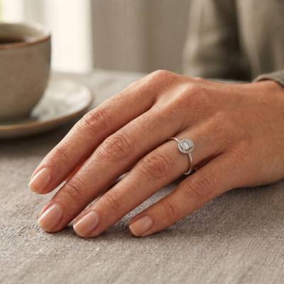 Bague de Fiançailles Ovale en Or Blanc 750 & Diamants 0,16 ct - Amore
