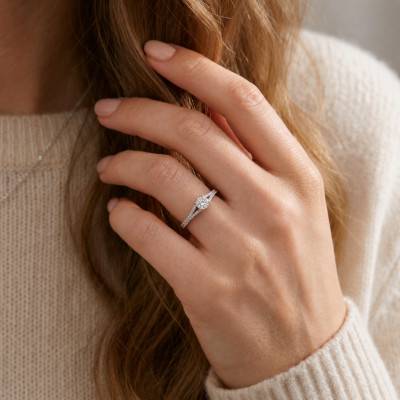 Solitaire Accompagné Rond en Diamants de Synthèse 0,50 ct & Or Blanc 375 - Amore