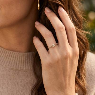 Oval Accompanied Solitaire Ring in Lab-Grown Diamonds 0.50 ct & 375 Yellow Gold - Amore