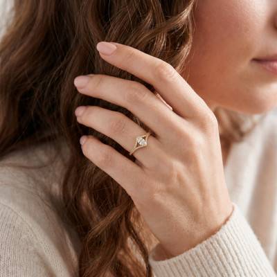 Marquise Accompanied Solitaire Ring in Lab-Grown Diamonds 0.50 ct & 375 Yellow Gold - Amore