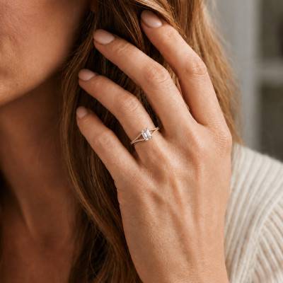 Solitaire Accompagné Émeraude en Diamants de Synthèse 0,50 ct & Or Jaune 375 - Amore
