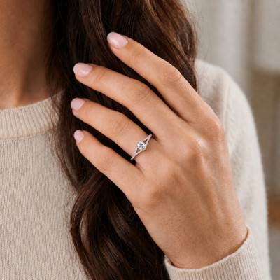Solitaire Accompagné Ovale en Diamants de Synthèse 0,50 ct & Or Blanc 375 - Amore