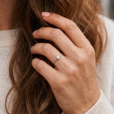 Bague Solitaire Accompagné Émeraude Diamant HSI 0,30 ct en Or Blanc 375 - Amore