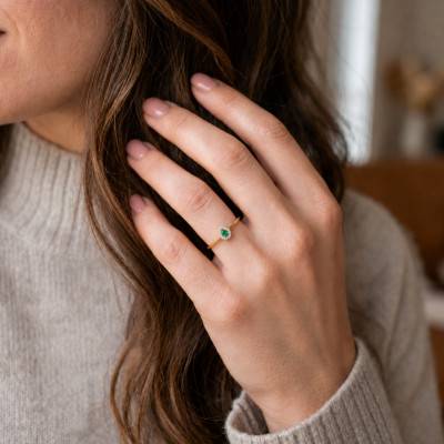 Bague Solitaire Accompagné Émeraude 0,10 ct et Diamants en Or Jaune 375 - Amore