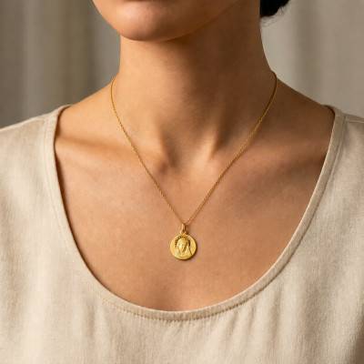 Médaille Vierge à l'Auréole Ajourée en Or Jaune 375, Diamètre 16 mm - Emanessence
