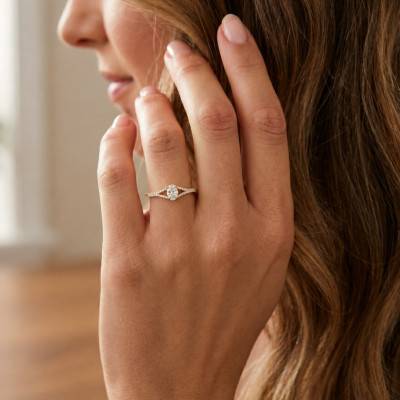 Solitaire Accompagné Ovale en Diamants de Synthèse 0,50 ct & Or Jaune 375 - Amore