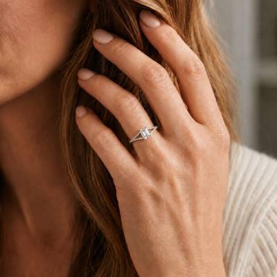 Solitaire Accompagné Émeraude en Diamants de Synthèse 0,50 ct & Or Blanc 375 - Amore