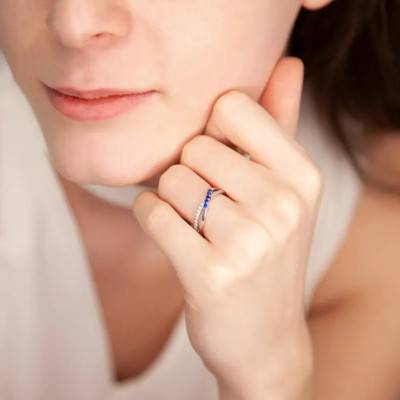 Bague de Fiançailles Croisée Diamants de Synthèse et Saphirs en Or Blanc 375 - Amore