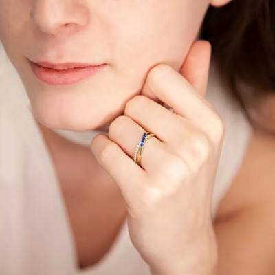 Bague de Fiançailles Croisée Diamants de Synthèse et Saphirs en Or Jaune 375 - Amore