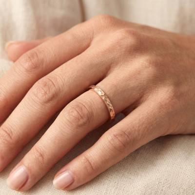 Alliance Confort Martelée en Or Rose 375, Largeur 2 mm - Fair'Belle