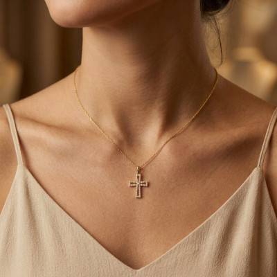 Pendentif Croix Ajourée en Or Jaune 375 & Diamants 0,12 ct HSI - Lumiosa