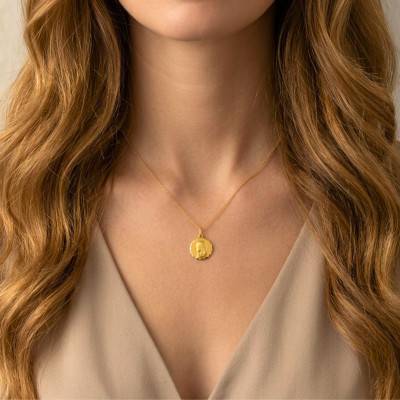 Médaille Facetée Vierge en Prière en Or Jaune 375, Diamètre 16 mm - Lumiosa