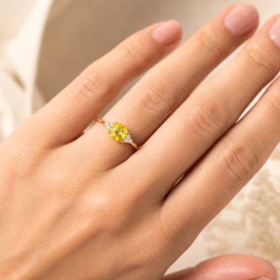 Solitaire Épaulé Lemon Quartz Coussin & Diamants de Synthèse 0,10 ct en Or Jaune 750, Taille 54 - Ocarat