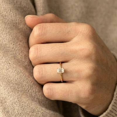 Bague de Fiançailles Solitaire Diamant de Synthèse Forme Émeraude 1,00 ct en Or Jaune 750 - Amore