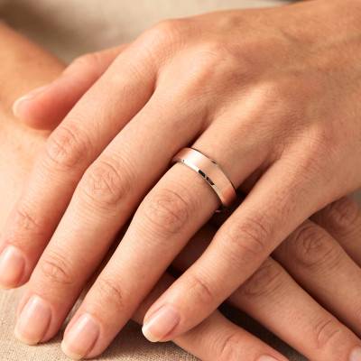 Brushed Ribbon Comfort 375 or 750 Two-Tone White & Rose Gold Wedding Ring, Width 4 mm - Fair'Belle