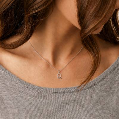 Pendentif Lettre Q en Or Blanc 375 & Diamants 0,08 ct HSI - Emanessence