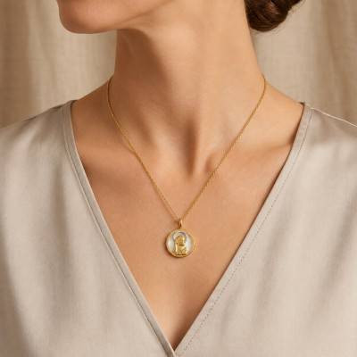 Mother-of-Pearl Two-Tone 375/1000 Gold Virgin Mary Prayer Medal, 18 mm Diameter - Lumiosa