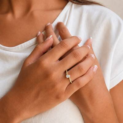 Bague Solitaire Poire Accompagné Croisée en Or Jaune 750 & Diamants de Synthèse 0,44 ct - Amore