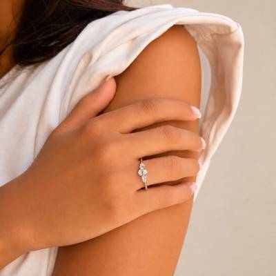 Bague Solitaire Poire Epaulé Diamants de Synthèse 0,61 ct en Or Blanc 375 - Amore