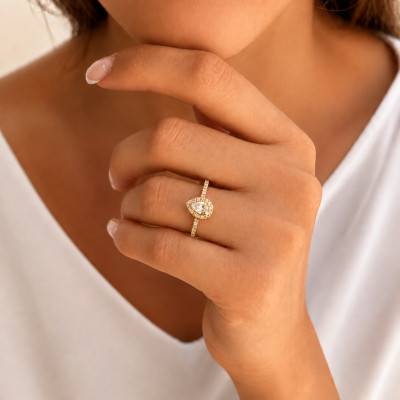 Bague Solitaire Poire Accompagné en Or Jaune 375 et Diamants de Synthèse 0,55 ct - Amore