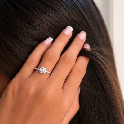 Bague Solitaire Coussin Accompagné en Or Blanc 375 et Diamants de Synthèse 0,53 ct - Amore