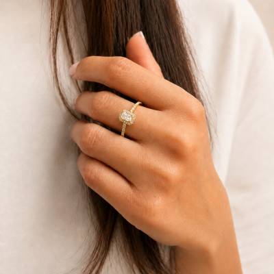 Bague Solitaire Radiant Accompagné en Or Jaune 375 et Diamants de Synthèse 0,54 ct - Amore