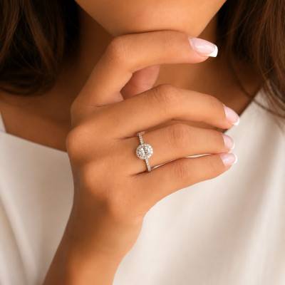 Bague Solitaire Ovale Accompagné en Or Blanc 375 et Diamants de Synthèse 0,54 ct - Amore