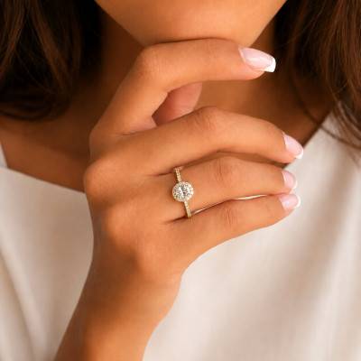 Bague Solitaire Ovale Accompagné en Or Jaune 375 et Diamants de Synthèse 0,54 ct - Amore