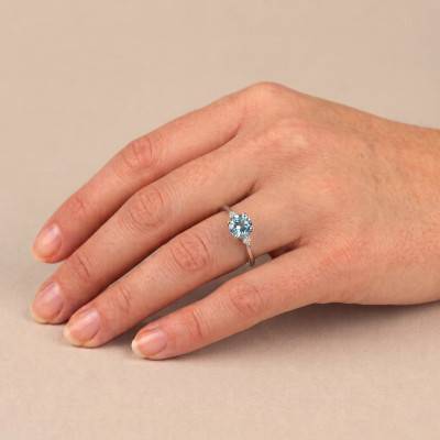 750/1000 White Gold Blue Topaz & Lab-Grown Diamond 0,10 ct Accented Solitaire Ring - Aurora