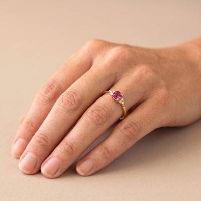 Lab-Grown Pink Sapphire & Lab-Grown Diamond 750/1000 Yellow Gold Shoulder-Set Solitaire Ring 0.10 ct Aurora - Aurora