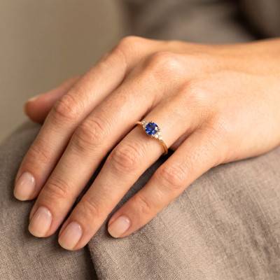 750/1000 Yellow Gold Cushion-Cut Lab-Grown Sapphire & Lab-Grown Diamond 0,10 ct Accented Solitaire Ring - Aurora