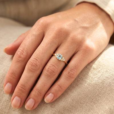 750/1000 Yellow Gold Blue Topaz & Lab-Grown Diamond 0,10 ct Accented Solitaire Ring - Aurora