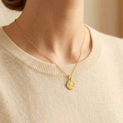 Virgin Mary Medal in 375 or 750 Yellow Gold, 14 mm Diameter - Lumiosa