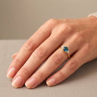 750/1000 Yellow Gold London Blue Topaz & Lab-Grown Diamond 0,10 ct Shouldered Solitaire Ring - Aurora