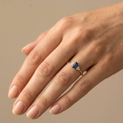 750/1000 Yellow Gold Lab-Created Sapphire & Lab-Created Diamond 0.15 ct Shoulder Solitaire Ring - Aurora