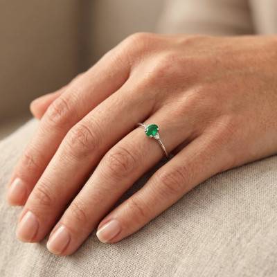 750/1000 White Gold Emerald & Lab-Grown Diamond 0,10 ct Shouldered Solitaire Ring - Aurora