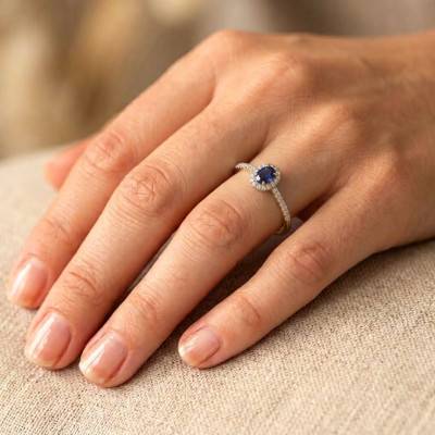 Bague Solitaire Accompagné Saphir & Halo de Diamants de Synthèse 0,20 ct en 2 Ors 750 - Aurora
