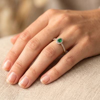 Oval Emerald & Lab-Diamond Halo Solitaire Ring 0.35 ct in Two-Tone 750/1000 Gold - Aurora